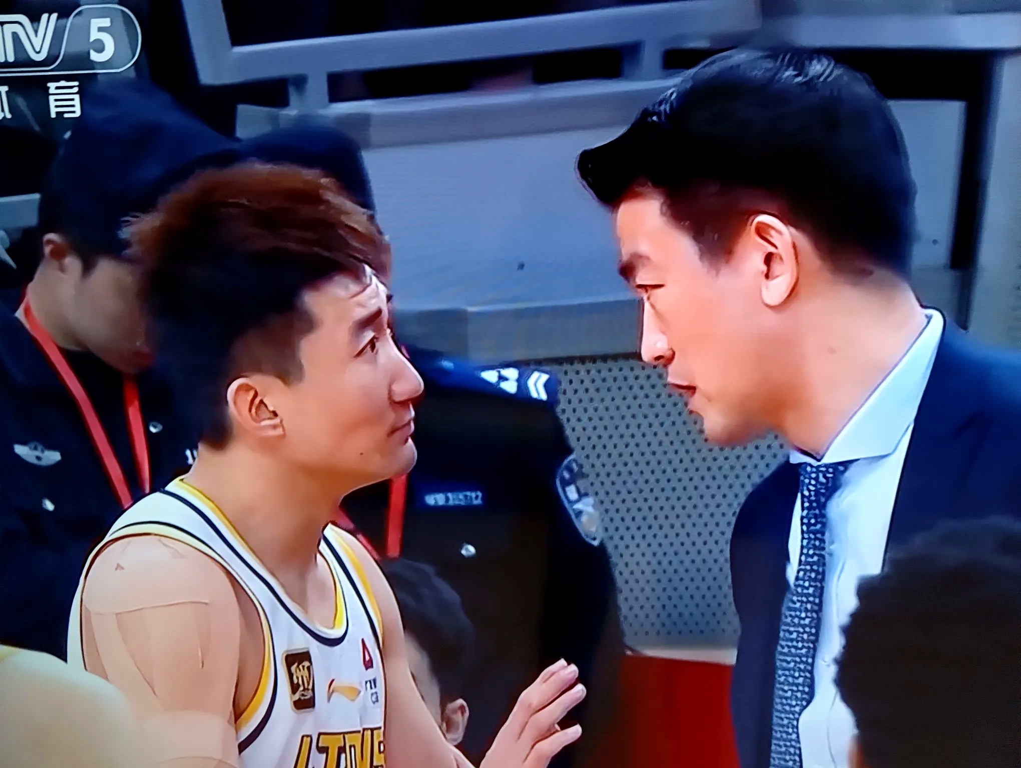 清晨体能课后，萨克拉门托国王回应争议备战CBA常规赛，媒体盛赞，资深球员宣示担当的简单介绍